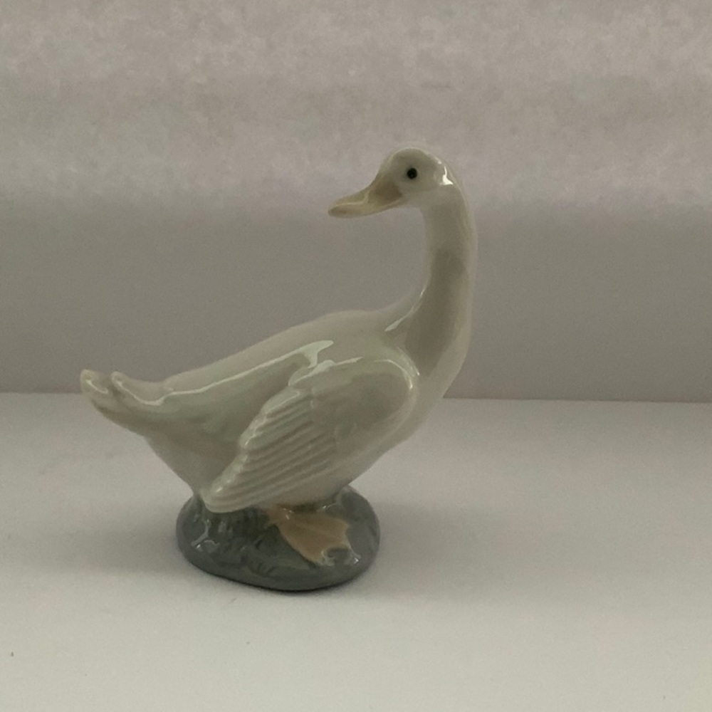 Lladro NAO Figurine Swan Looking Back